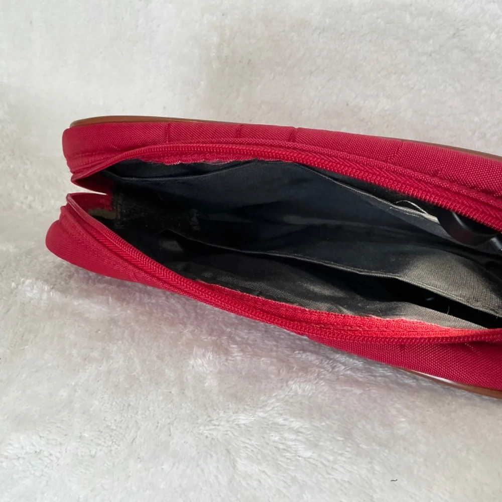 Sherpa’s Pet Trading Company bag. Trolley Strap for easy travel. Rich Red